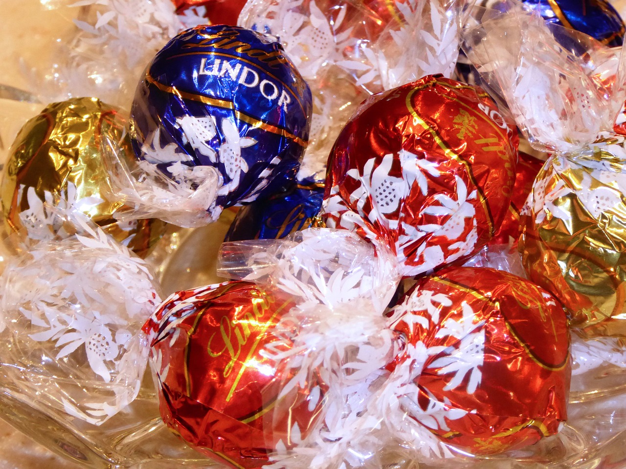 Lindt launches its first ever sharing tin of Lindor truffles for