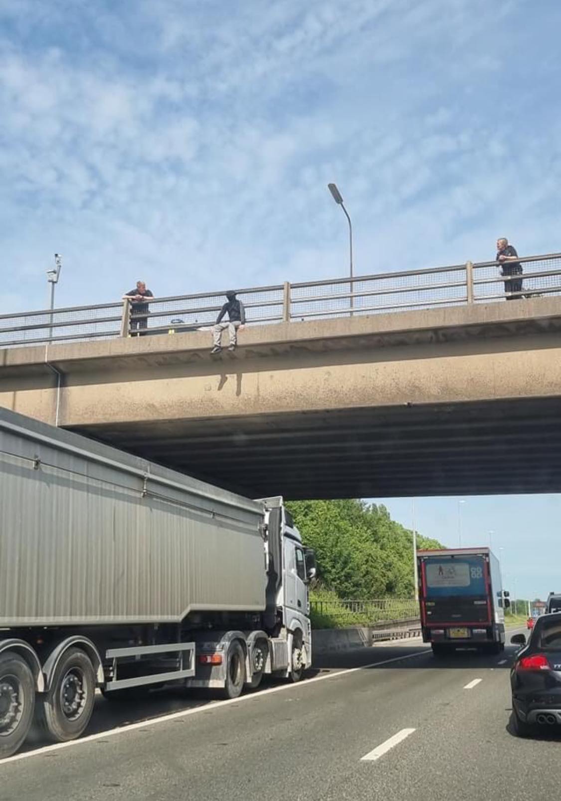 Un camionero se detiene bajo un puente para evitar el suicidio de un adolescente. 5 197923679 4506450286054991 1425405366266755168 n